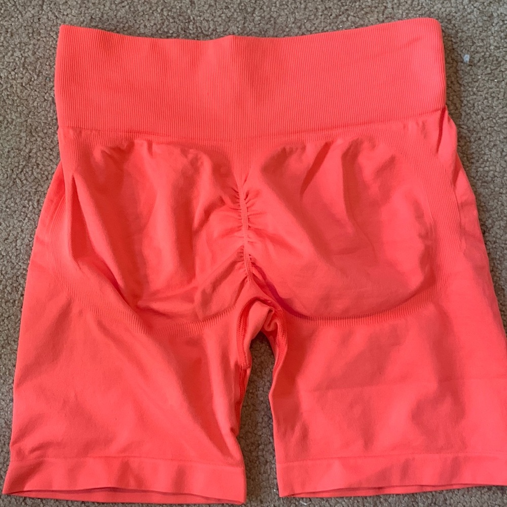 scrunch contour seamless shorts